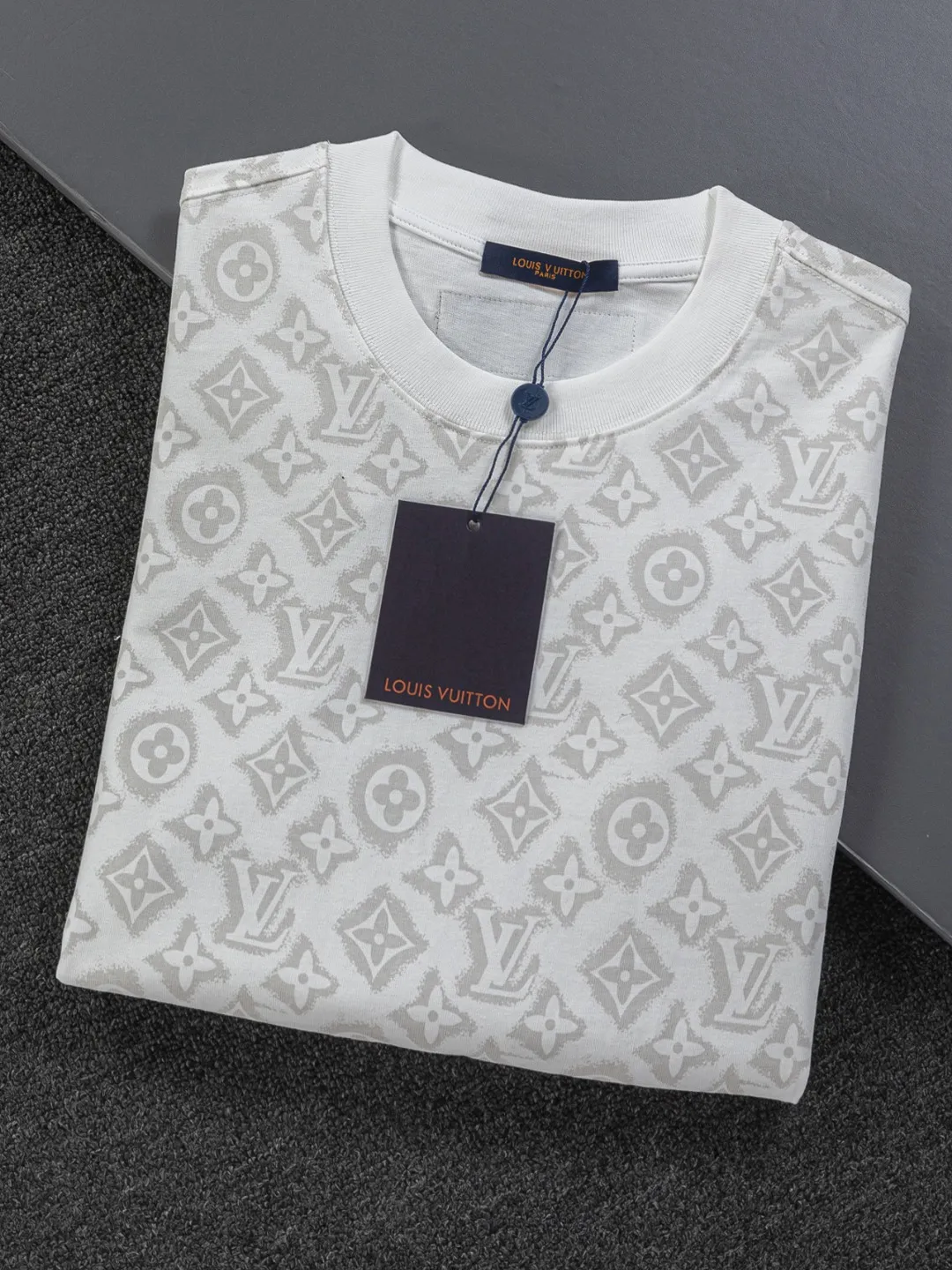 🅿️200 Louis Vuitton 1V LV micro-wide version S-XL LV 26ss new products are available at the counter simultaneously. Multiple craftsmanship, full jacquard presbyopia letter logo printing, round neck short-sleeved T-shirt, same style for men and women! Consigned to one-to-one creation. Synchronized with the official website, pure cotton fabrics at the counter! It is close to the skin and comfortable, durable and easy to wear. It has a classic and simple logo design and meticulous original craftsmanship. Short-sleeves, a must-have item for men, do not appear to be the same for the general public, but must be unique and eye-catching. This LV short-sleeve is all about quality, comfort, the same shape and fashion as always, including fabrics and cutting techniques. All of them have been made with great effort! 320 grams of washed pure cotton fabric, pure cotton is breathable, very refreshing and comfortable for daily wear. The rib knitting on the neckline is smooth and tight, and the neckline will not be skewed if you toss it at will. The loose version, you will find that it looks really good on the upper body. The overall is minimalist and neat, super versatile for daily use! Pair it casually with a pair of pants for a youthful look. A T-shirt will make your outfit crazy. It is a fashionable item that can never go wrong! Color: Black White Size: S-XL Size chart: S: Shoulder width 50-Bust 56-Length 70 M: Shoulder width 52-Bust 57-Length 72 L: Shoulder width 54-Bust 59-Length 74 XL: Shoulder width 56-Bust 62-Length 76